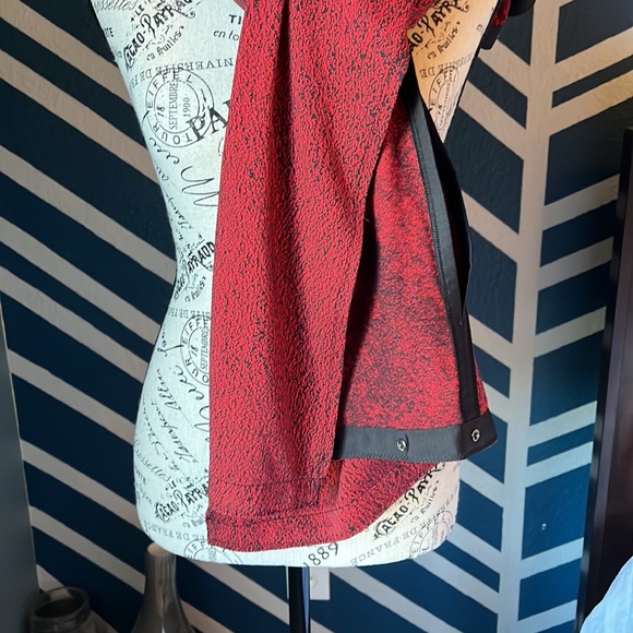 Lululemon Vinyasa in Red Black - Picture 2 of 9